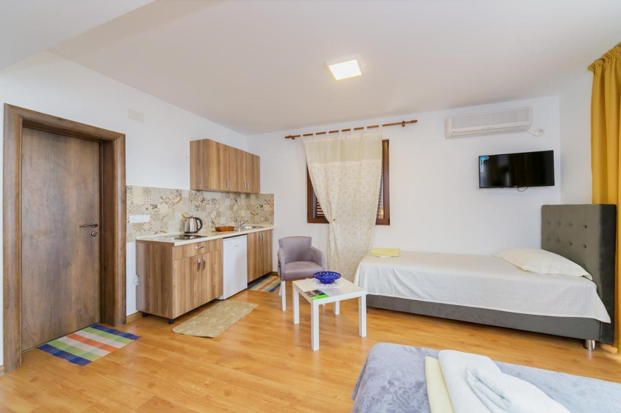 Vila Fortuna Sutomore Buitenkant foto